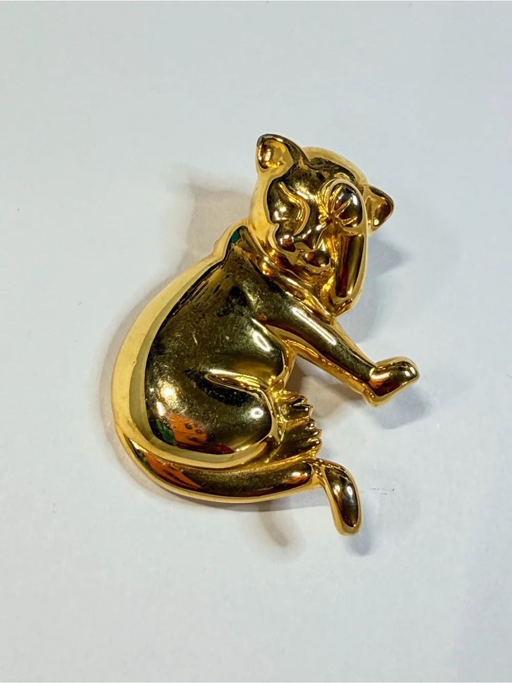 VINTAGE SIGNED ANNE KLEIN CAT BROOCH, GOLD TONE